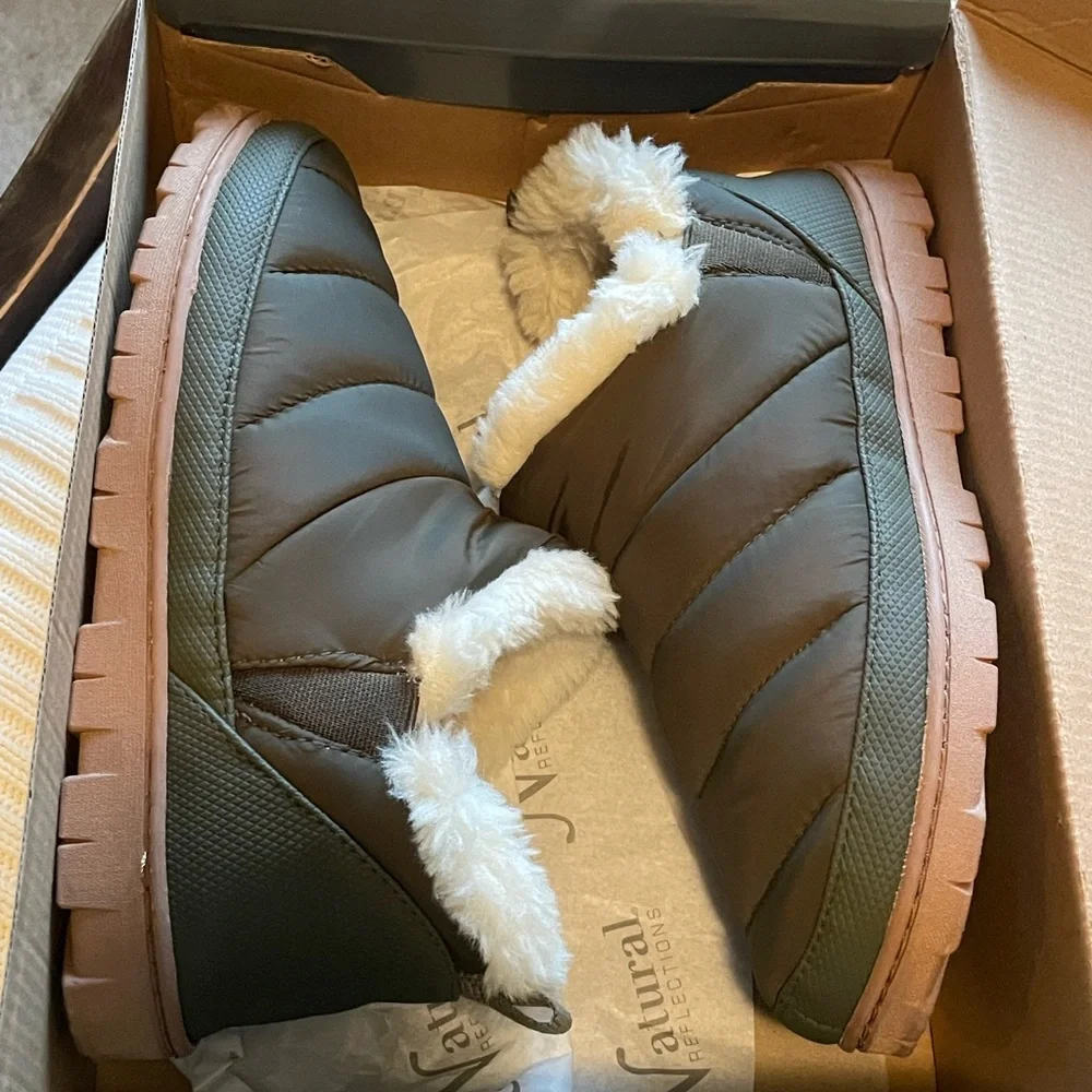 Natural Reflections Women's Olive Green Winter Boots - Picture 2 of 6